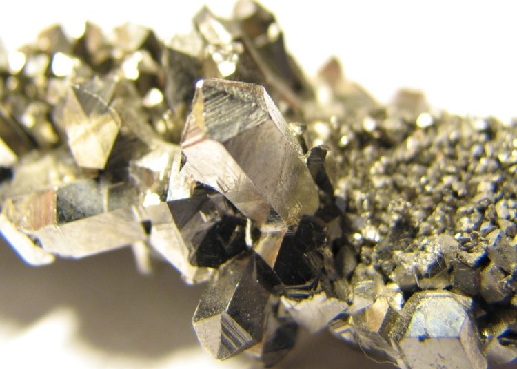 Especialista aponta vazio estratégico na exploração de minerais críticos no Brasil