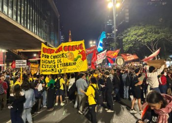 Estudantes da USP ocupam centro de São Paulo em busca de negociação com a reitoria