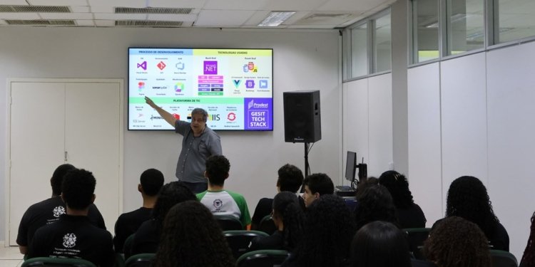 Estudantes de Linhares visitam Prodest e conhecem bastidores do governo digital no ES
