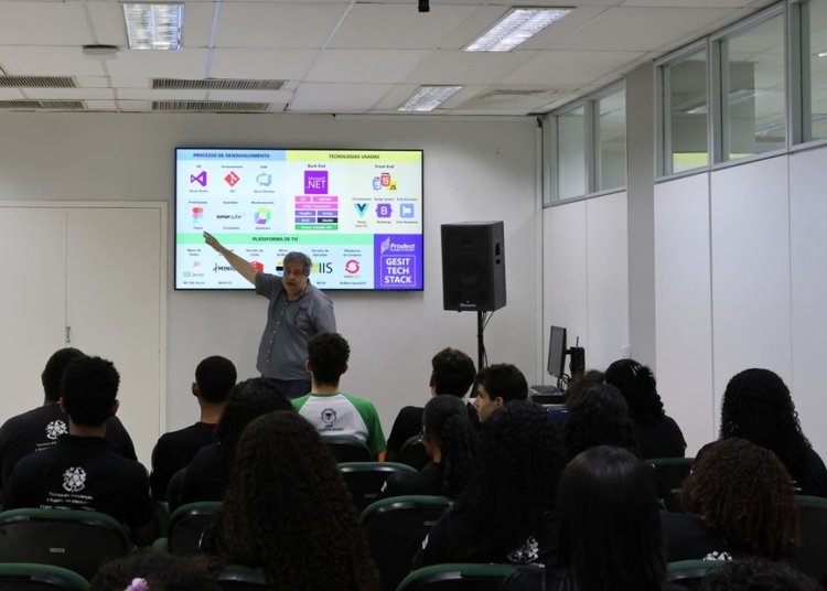 Estudantes de Linhares visitam Prodest e conhecem bastidores do governo digital no ES