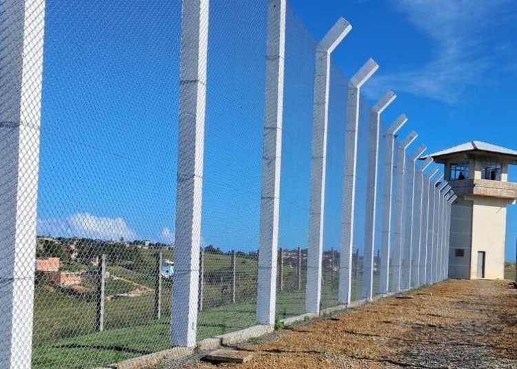 Fábrica em Vila Velha reforça segurança de presídios com produção própria de alambrados