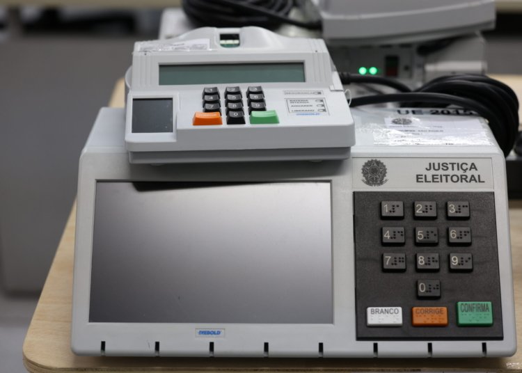 Fake news sobre urnas eletrônicas dominam o cenário eleitoral brasileiro