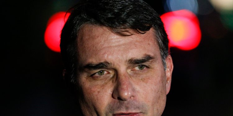 Flávio Bolsonaro admite cobranças a banqueiro por patrocínio de filme sobre o pai