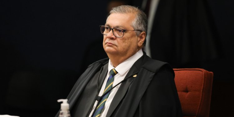 Flávio Dino abre apuração sobre uso de emendas para filme de Bolsonaro