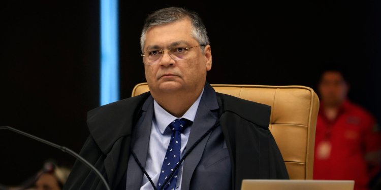 Flávio Dino dá 48 horas para Câmara explicar viagens de Mário Frias