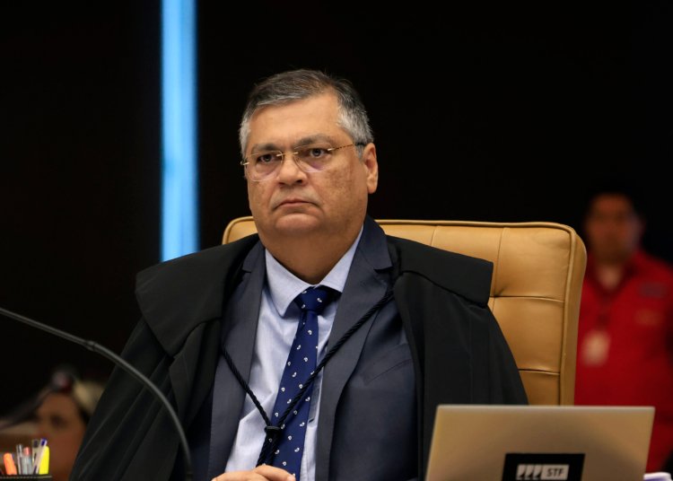 Flávio Dino dá 48 horas para Câmara explicar viagens de Mário Frias