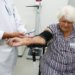 Geração prateada dominará metade dos gastos com saúde no Brasil até 2044