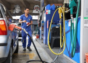 Governo define subsídio de R$ 0,44 por litro para gasolina