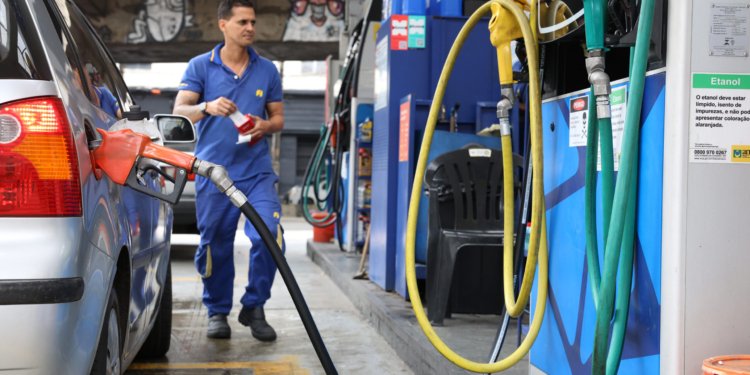 Governo define subsídio de R$ 0,44 por litro para gasolina