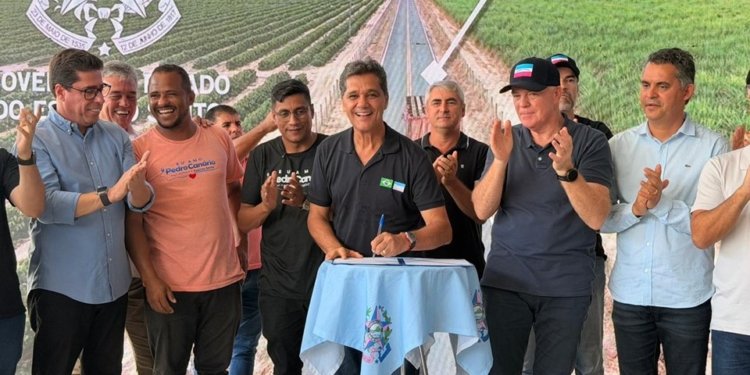 Governo ES entrega obras de infraestrutura, saneamento e educação em Pedro Canário