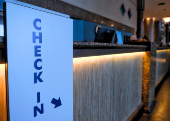 Hotéis brasileiros adotam registro digital obrigatório para agilizar check-in de hóspedes
