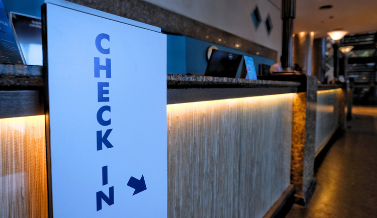 Hotéis brasileiros adotam registro digital obrigatório para agilizar check-in de hóspedes