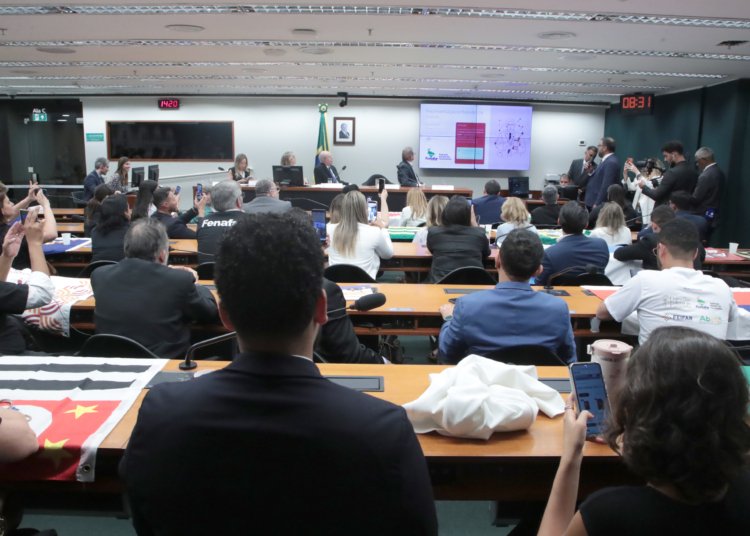Impasse sobre piso salarial coloca farmacêuticos e donos de farmácias em rota de colisão