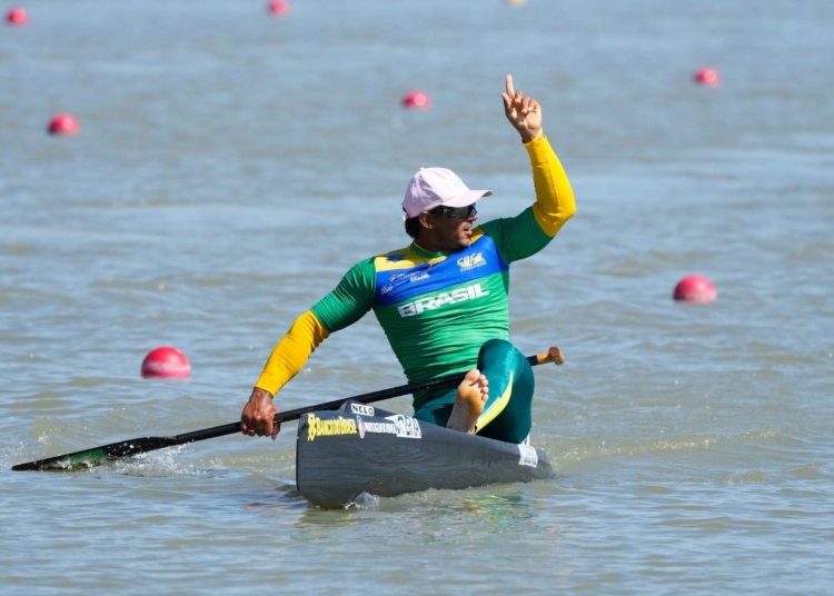 Isaquias queiroz conquista a medalha de prata na copa do mundo de canoagem