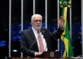 Jaques wagner questiona áudios entre flávio bolsonaro e dono do banco master