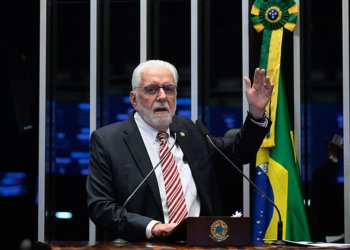 Jaques wagner questiona áudios entre flávio bolsonaro e dono do banco master