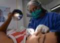 Julho Neon: nova lei institui mês dedicado à conscientização sobre saúde bucal