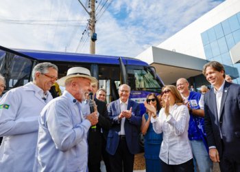 Lula anuncia R$ 2,2 bilhões para oncologia e alfineta banqueiro em Barretos