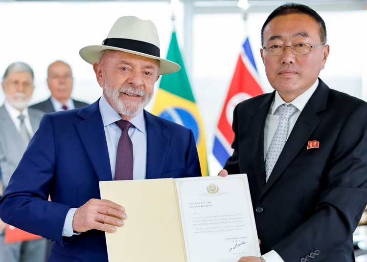Lula formaliza a chegada de sete novos embaixadores ao Brasil no Palácio do Planalto