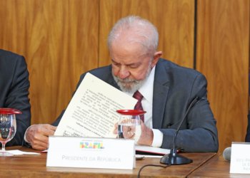 Lula veta projeto que contava estágio como experiência profissional em concursos