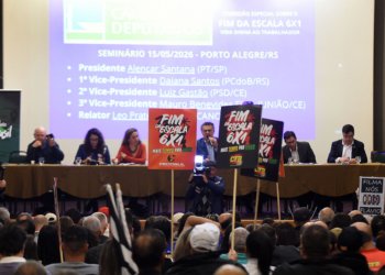 Manutenção de 44 horas para serviços essenciais é debatida por deputados em Porto Alegre
