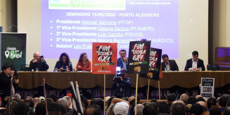 Manutenção de 44 horas para serviços essenciais é debatida por deputados em Porto Alegre