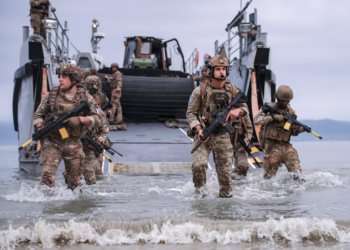 Marinhas do Brasil e frança fazem exercício conjunto na costa verde do rio