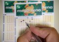 Mega-Sena 3.011 sorteia dezenas e prêmio acumula, chegando a R$ 6 milhões