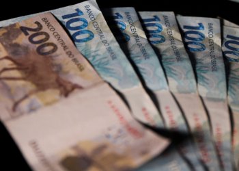 Mercado de trabalho impulsiona renda média das famílias a novo recorde no Brasil em 2025