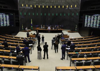 Minirreforma eleitoral avança na Câmara com mudanças em multas e controle partidário
