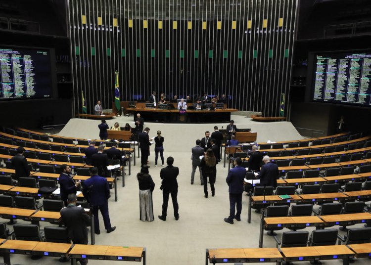 Minirreforma eleitoral avança na Câmara com mudanças em multas e controle partidário