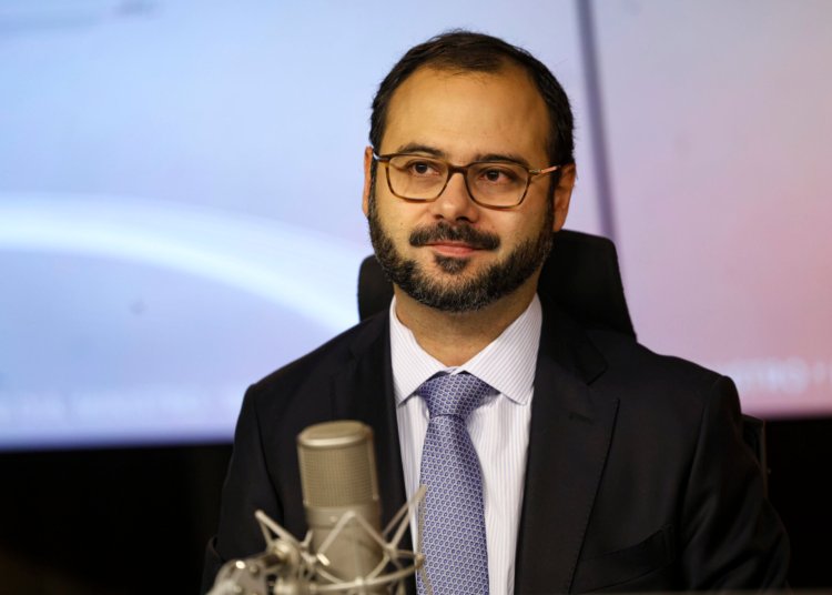 Mudança na escala 6x1 faz governo estudar permissão para MEI contratar mais funcionários