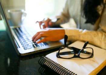 ONU Mulheres expõe crescimento da violência online contra jornalistas