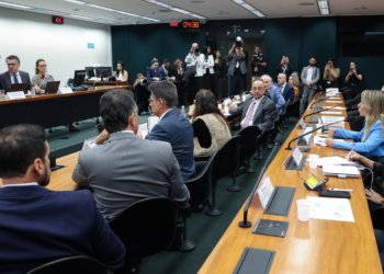 Pedido de vista adia votação da PEC que acaba com a escala 6X1