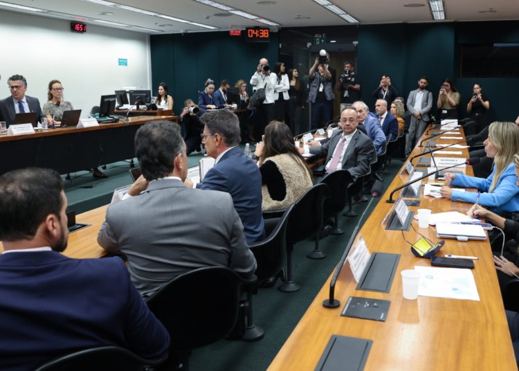 Pedido de vista adia votação da PEC que acaba com a escala 6X1