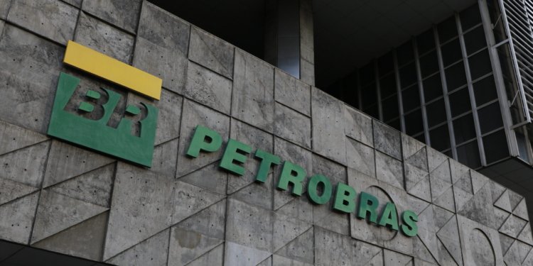 Petrobras reduz valor do litro do diesel nas refinarias a partir desta segunda-feira