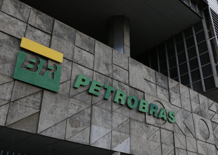 Petrobras reduz valor do litro do diesel nas refinarias a partir desta segunda-feira