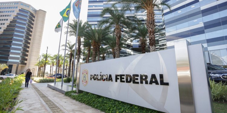 PF prende pai de Daniel Vorcaro por liderar milícia pessoal em esquema bilionário