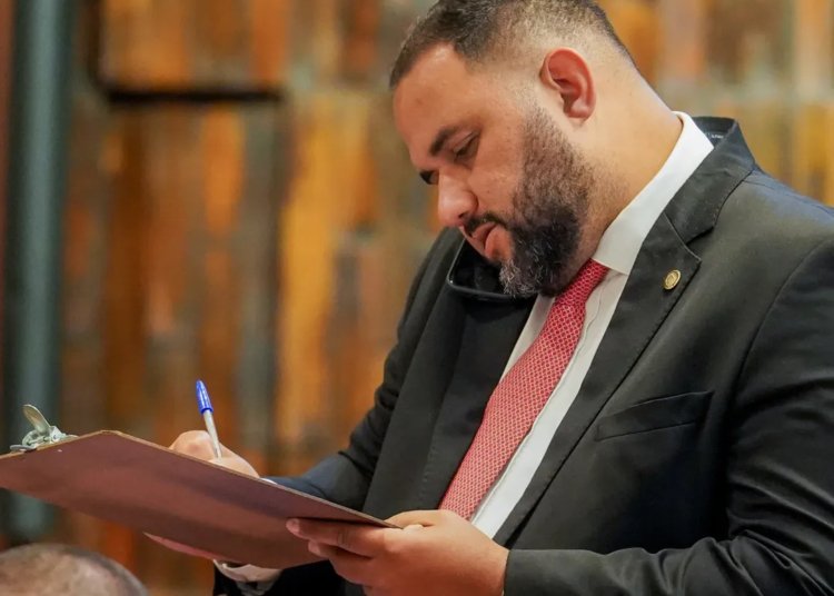 Polícia Federal encontra mensagens de violência em celular de deputado preso no Rio