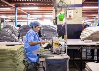 Queda de 1,2% no setor de serviços brasileiro gera alerta sobre desaquecimento da economia