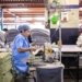 Queda de 1,2% no setor de serviços brasileiro gera alerta sobre desaquecimento da economia
