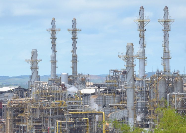 Refinarias da Petrobras operam acima da capacidade máxima em busca de eficiência