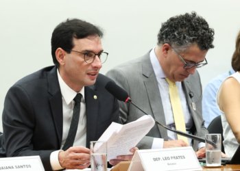 Relator da PEC 6x1 propõe folga preferencial no domingo e transição até 40h