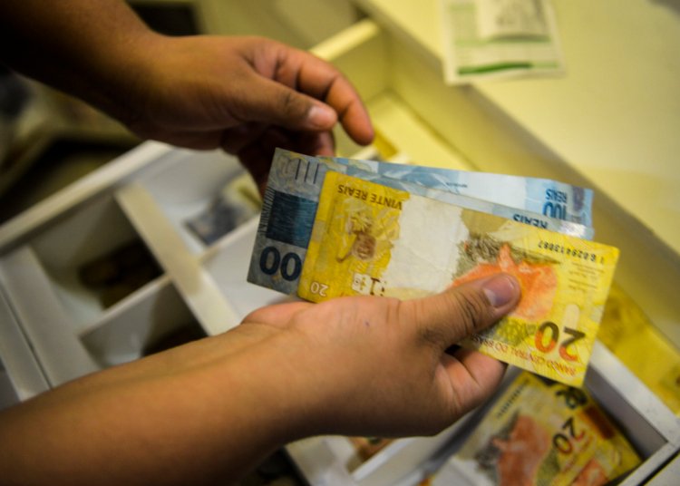 Renda do trabalhador bate recorde em 16 estados brasileiros