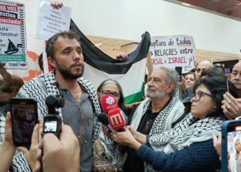Thiago Ávila desembarca em Guarulhos após prisão em Israel