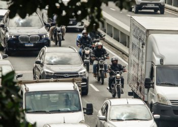 Trabalhadores por conta própria lideram jornada exaustiva no Brasil