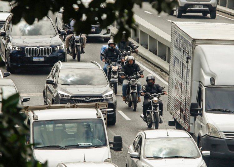 Trabalhadores por conta própria lideram jornada exaustiva no Brasil