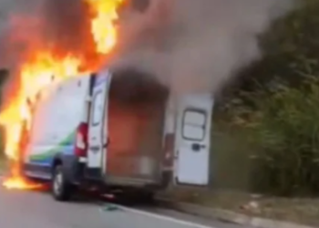 uma ambulância da prefeitura de ibitirama que transportava uma gestante de 38 semanas pegou fogo na br 482