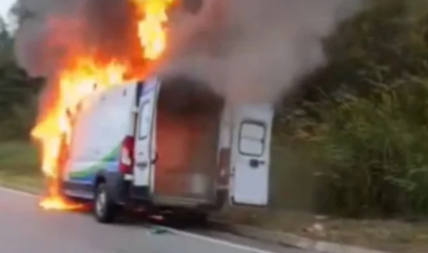 uma ambulância da prefeitura de ibitirama que transportava uma gestante de 38 semanas pegou fogo na br 482