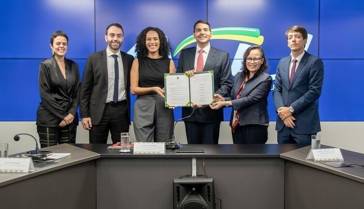 Advocacia-Geral da União firma acordo para reverter exoneração de servidora do Itamaraty